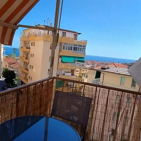Nina Con Vista Mare *